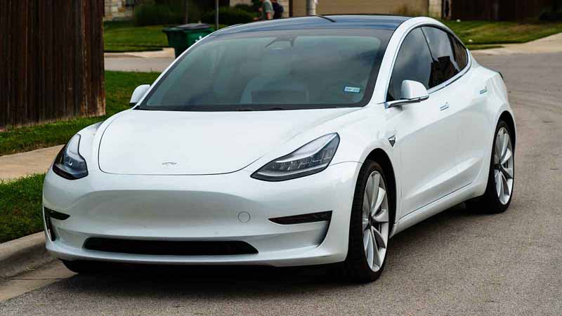Tesla Model 3.