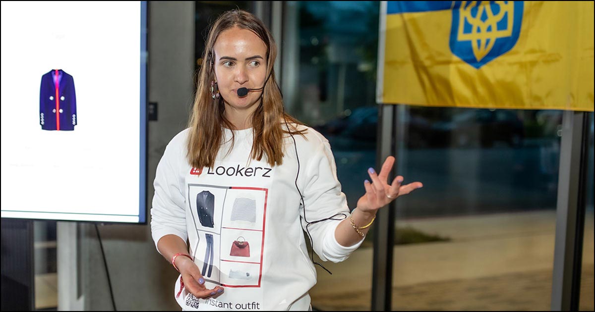 Lookerz founder speaking at an event.